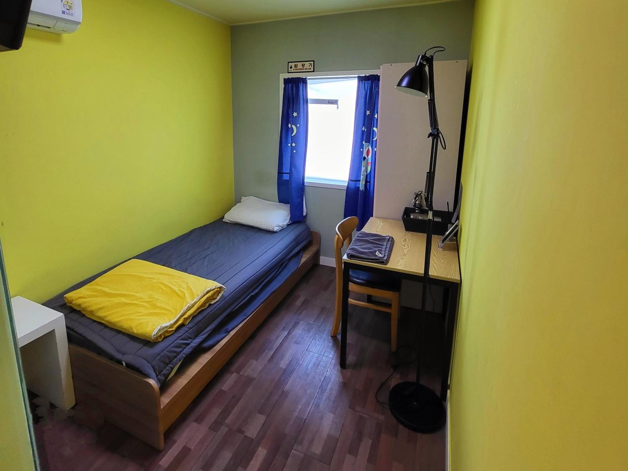 24 Guesthouse Sinchon Avenue Сеул Стая снимка