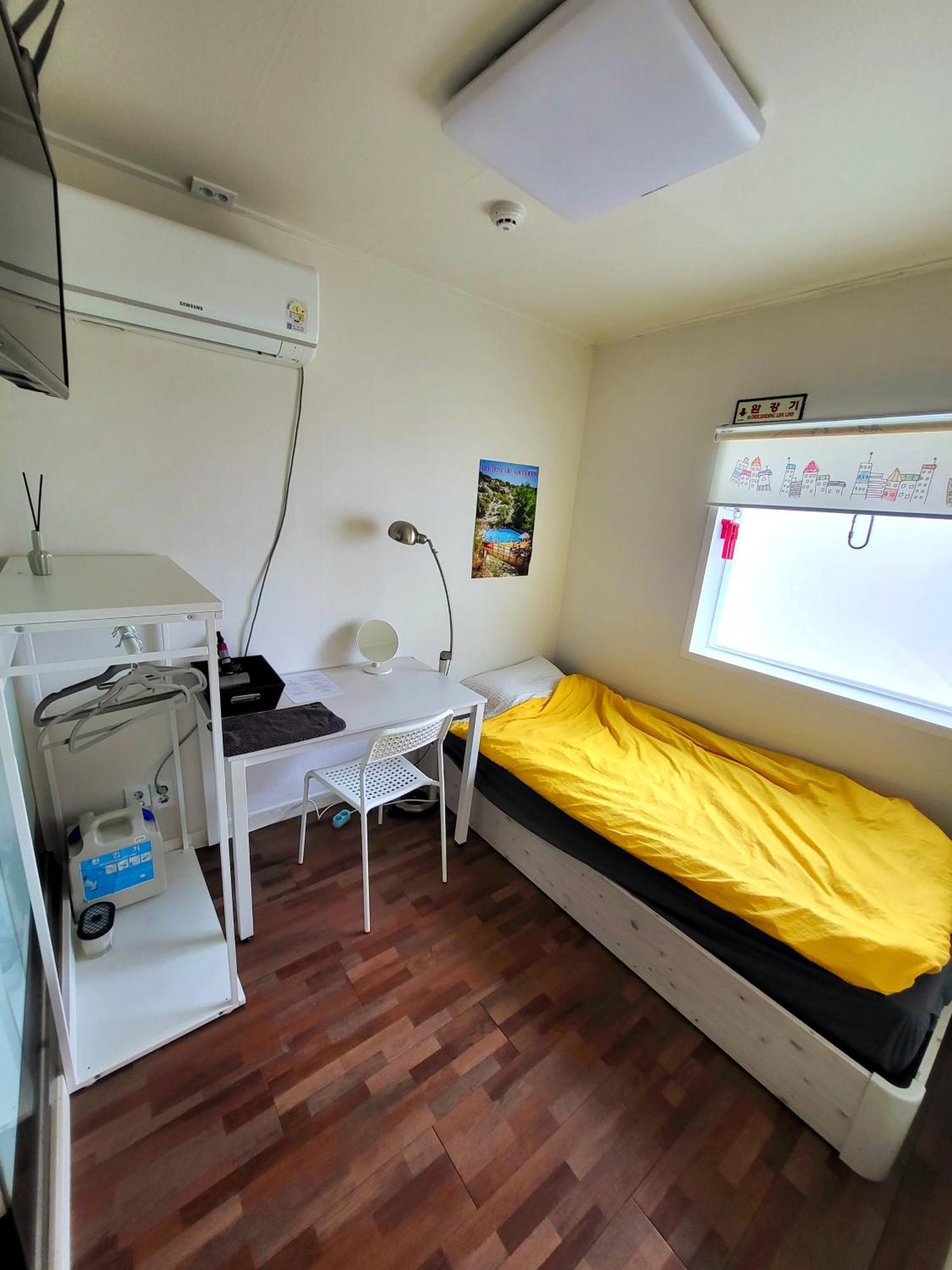 24 Guesthouse Sinchon Avenue Сеул Стая снимка